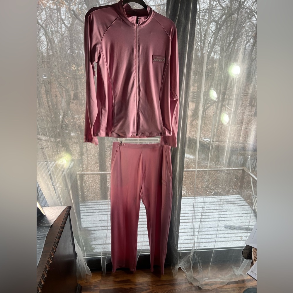 Killersping clothing are designed for comfort. Cute pink color. Top and pants L